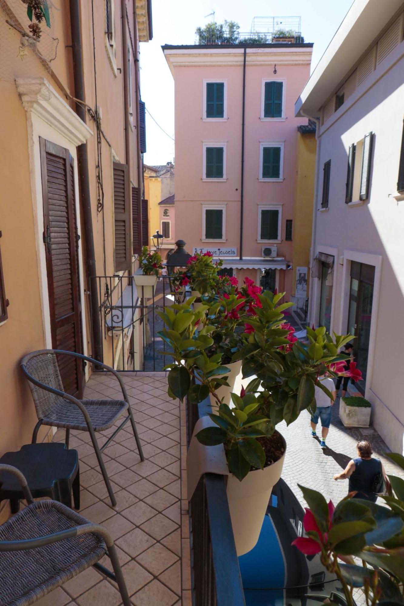 Le Finestre Sul Borgo Rooms Peschiera del Garda Exterior foto