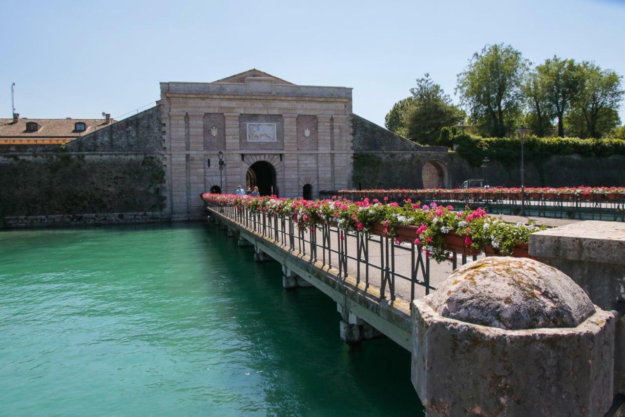 Le Finestre Sul Borgo Rooms Peschiera del Garda Exterior foto